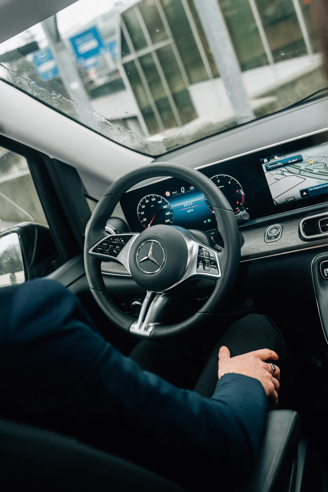 Poste de conduite d'une Mercedes avec chauffeur, itinéraire à l'écran