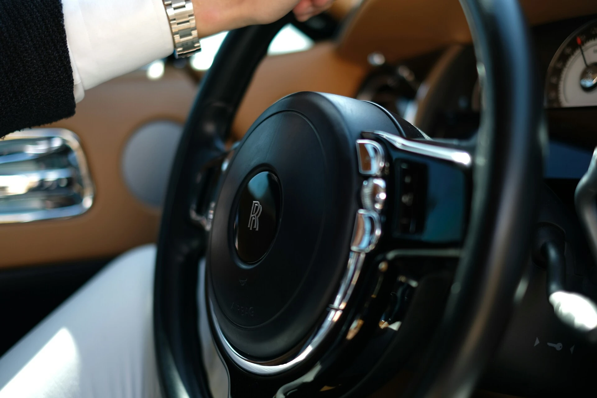 Volant d'une Rolls-Royce conduite par un chauffeur privé à Genève