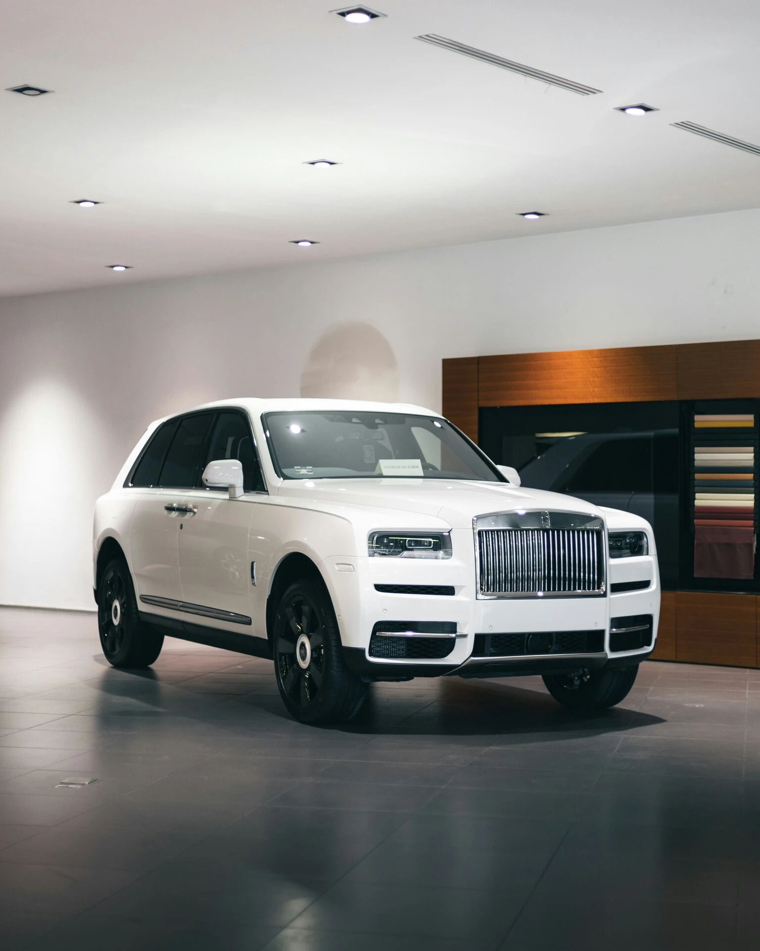Rolls-Royce Cullinan blanc avec chauffeur pour un mariage à Genève