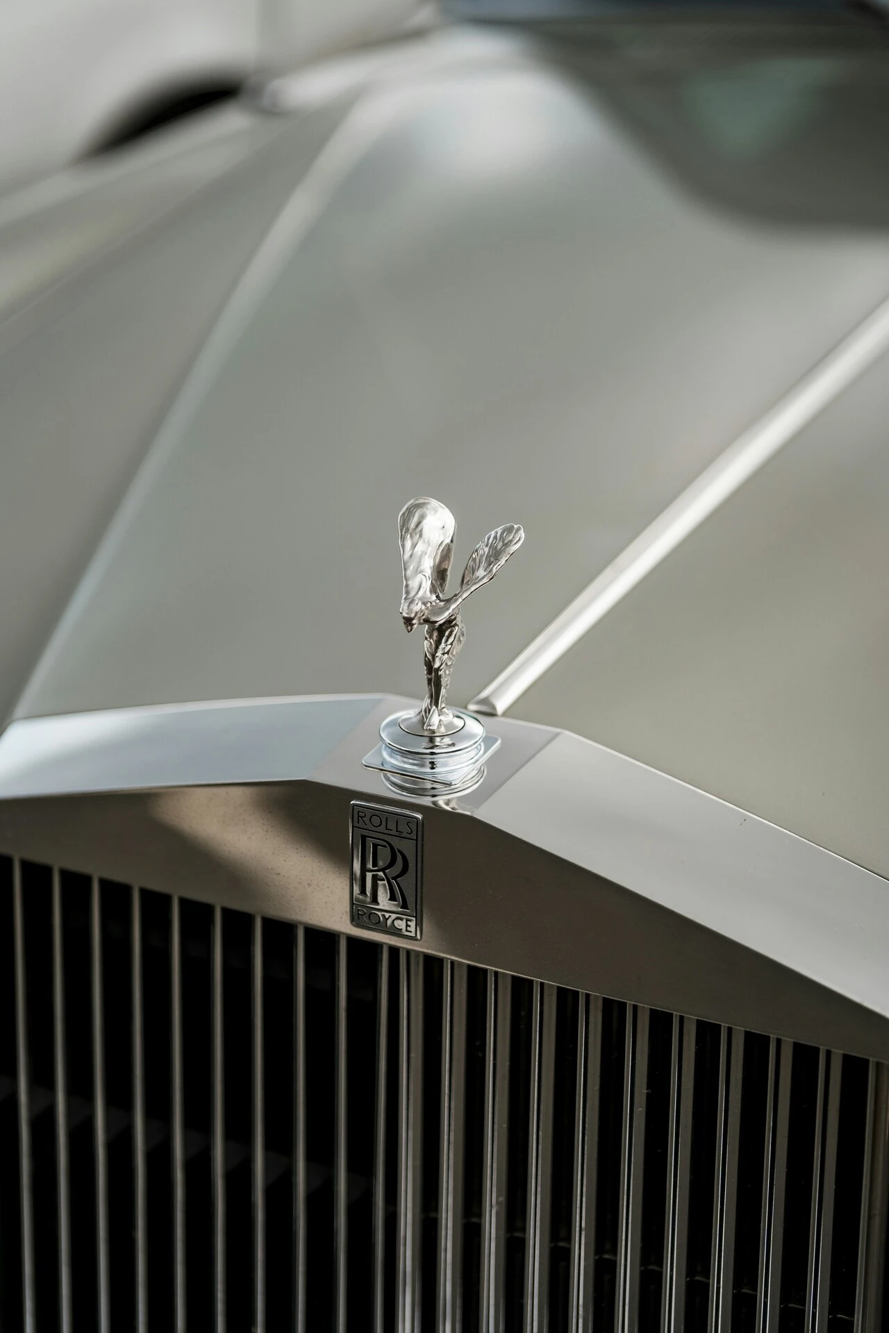 Emblème Spirit of Ecstasy d'une Rolls-Royce avec chauffeur
