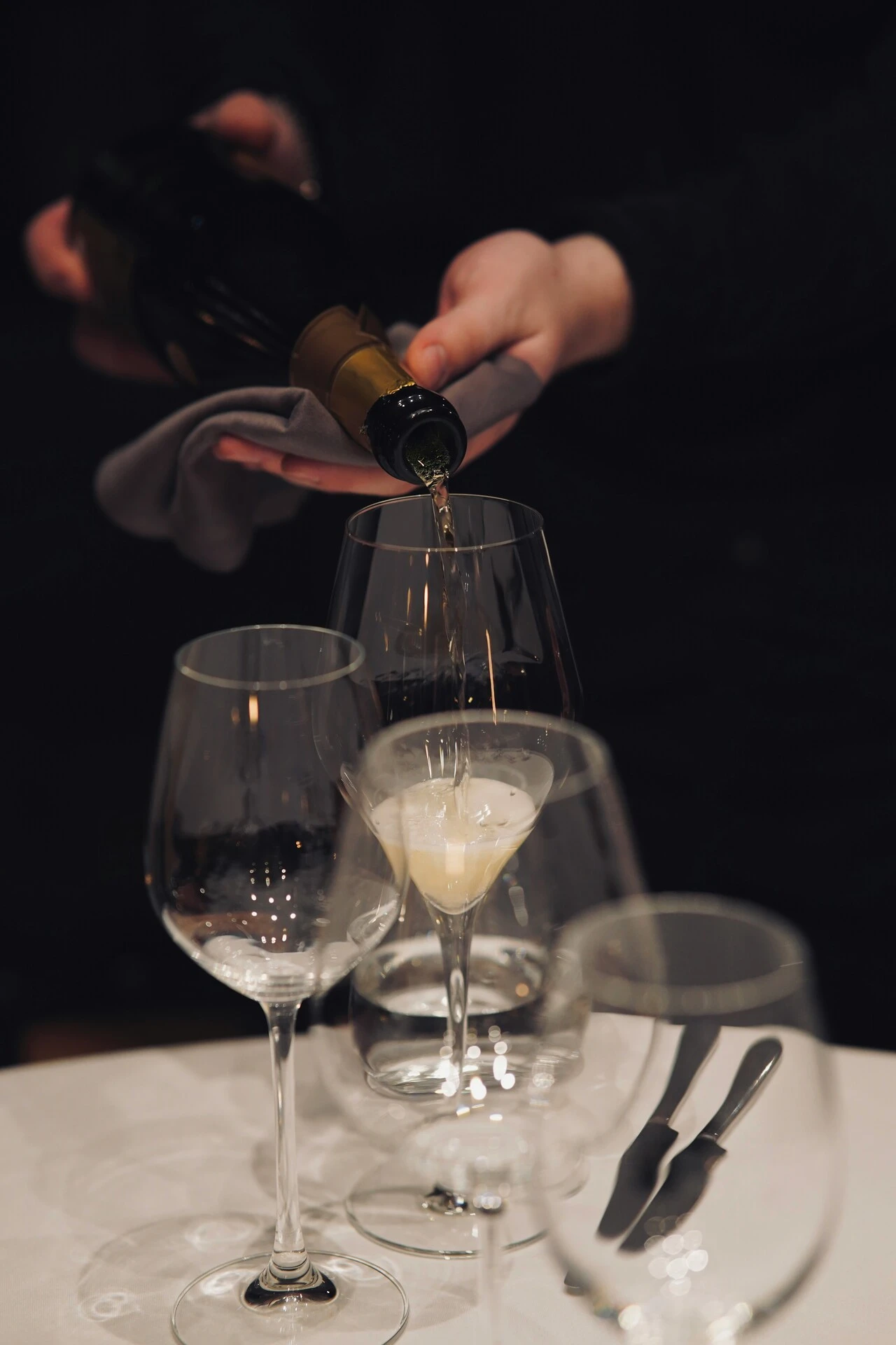 Champagne servi lors d'une réception de mariage