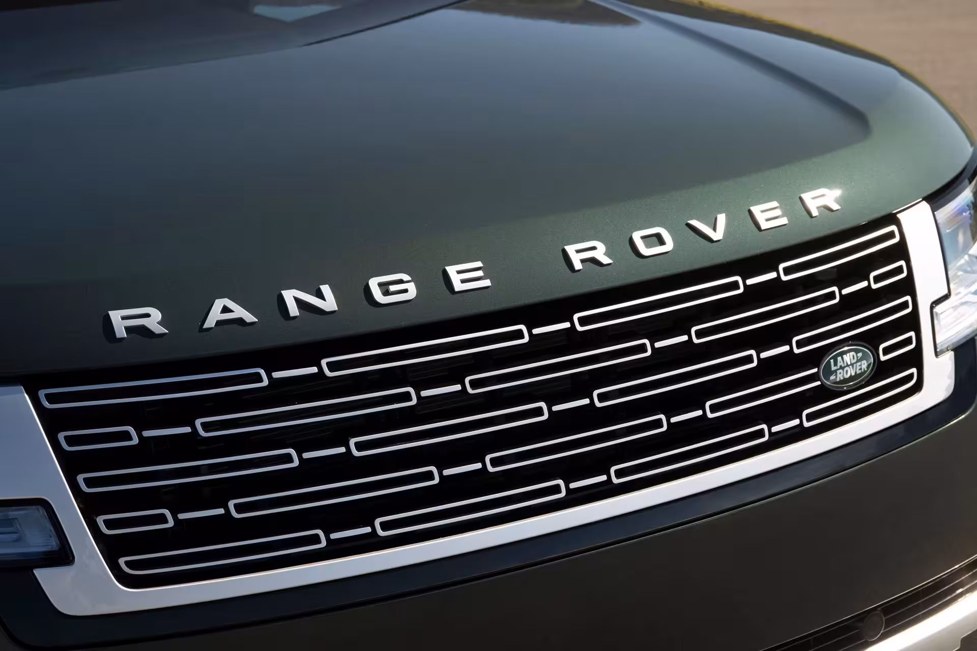 Calandre d'un Range Rover avec chauffeur pour un transfert en montagne