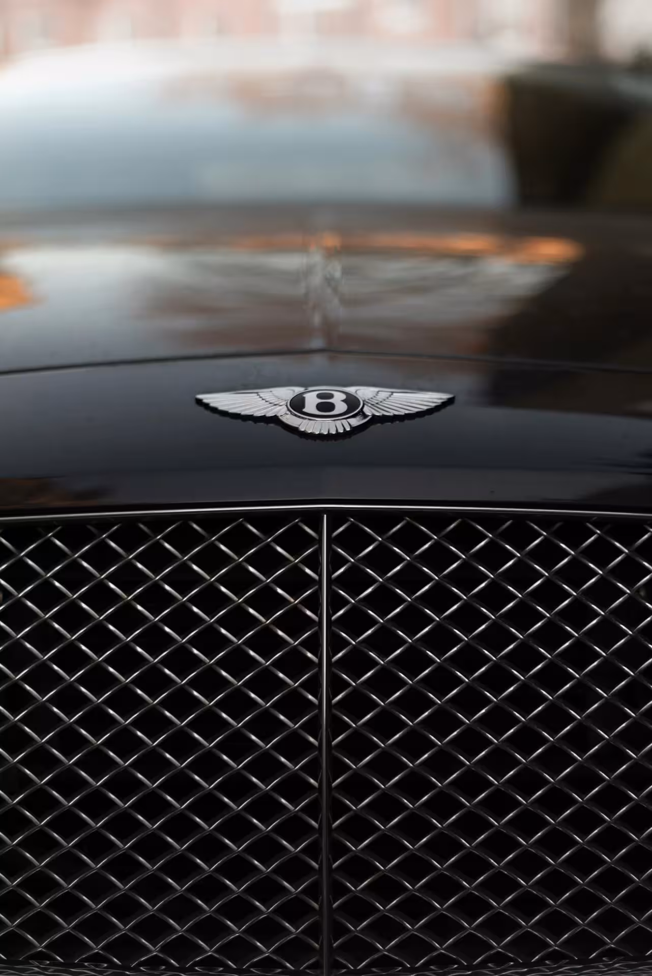 Calandre d'une Bentley avec chauffeur pour un transfert vers une station
